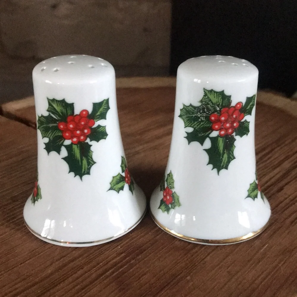 VTG Lefton Porcelain Handpainted Holiday Holly & Berries Salt and Pepper Shakers